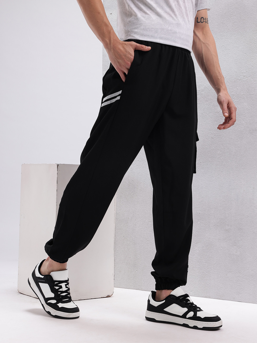 

HRX by Hrithik Roshan Men Lifestyle Cargo-Style Joggers, Black
