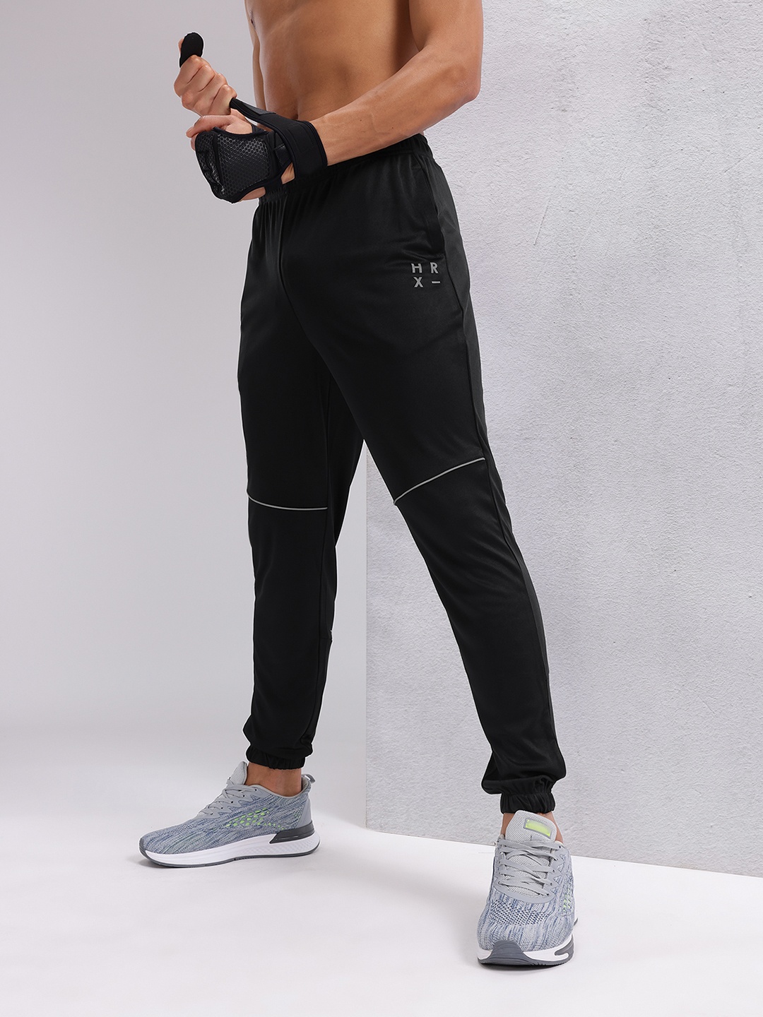 

HRX by Hrithik Roshan Men Contrast Piping Rapid-Dry Training Joggers, Black