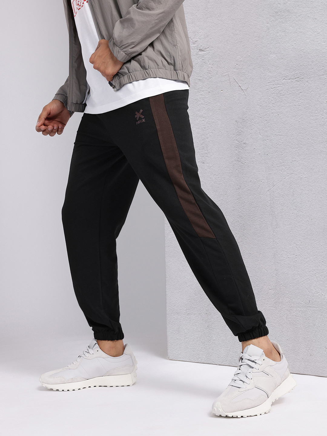 

HRX by Hrithik Roshan Men Lifestyle Joggers with Contrast Panels, Black