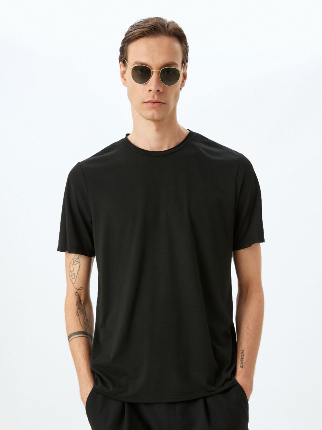 

Koton Men Solid Round Neck T-shirt, Black