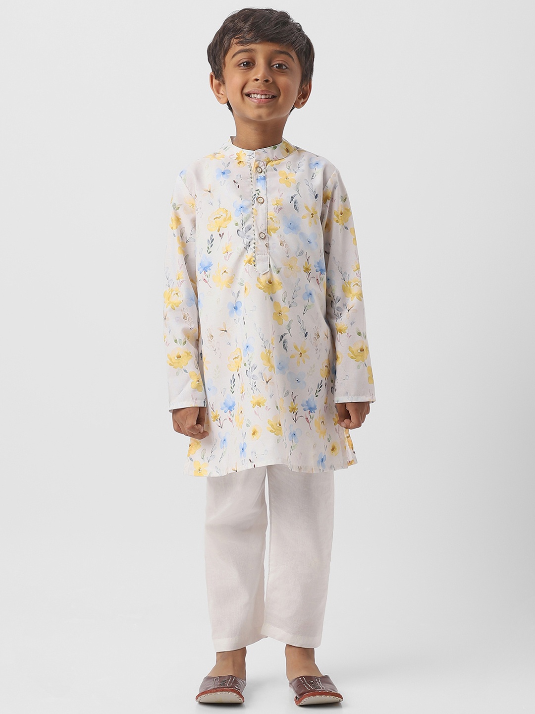 

Nauti Nati Boys Floral Printed Mandarin Collar Gotta Patti Linen A-Line Kurta With Pyjama, White