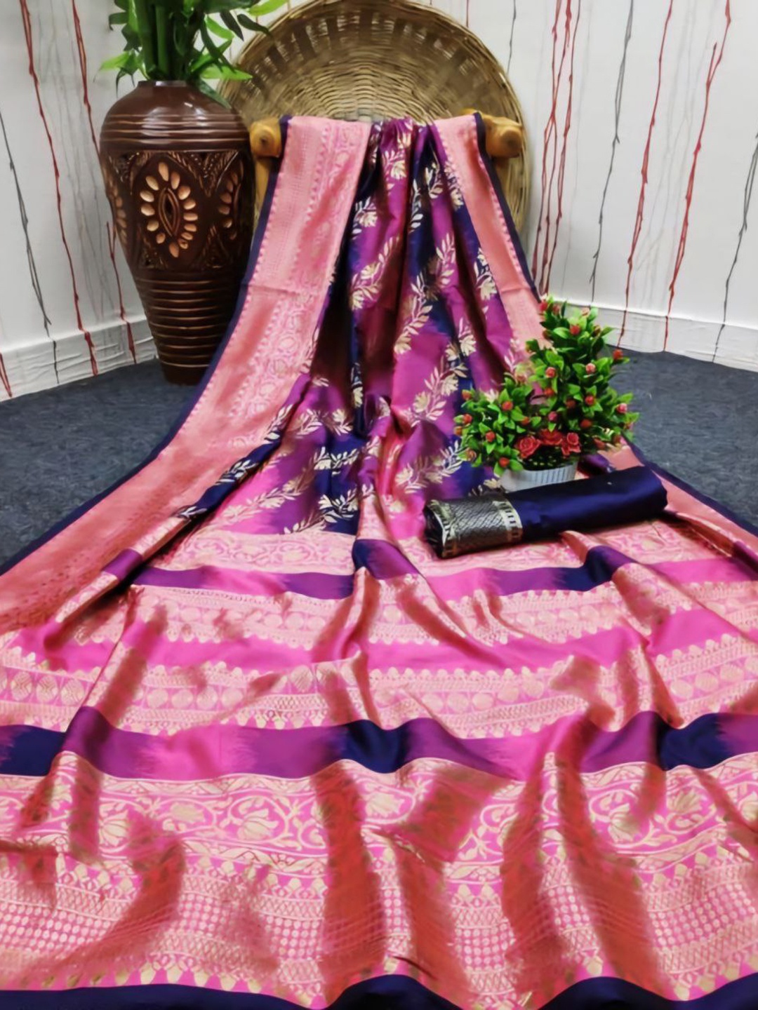 

Areca Designer Floral Zari Pure Silk Designer Banarasi Saree, Pink