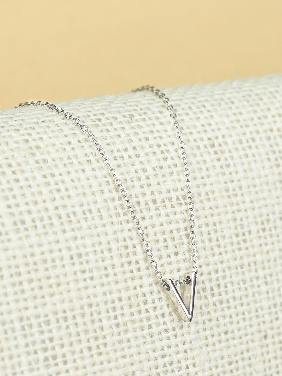 

TOUCH925 Pure Silver Vivid V-Letter Shaped Pendant With Chain