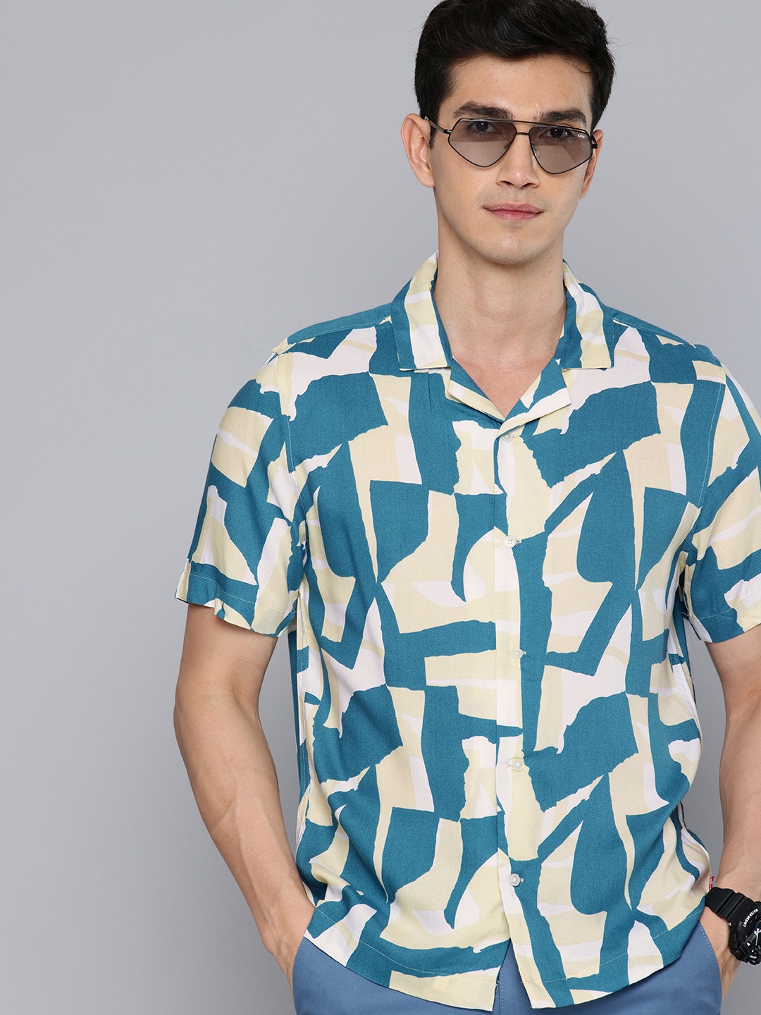 

Levis Opaque Abstract Printed Relaxed Fit Casual Shirt, Blue