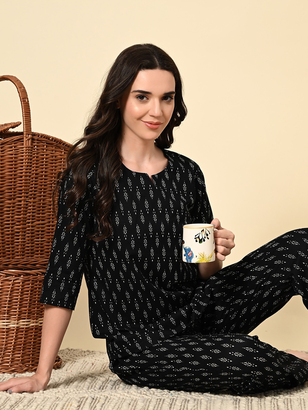 

Ichaa Women Printed Night suit, Black