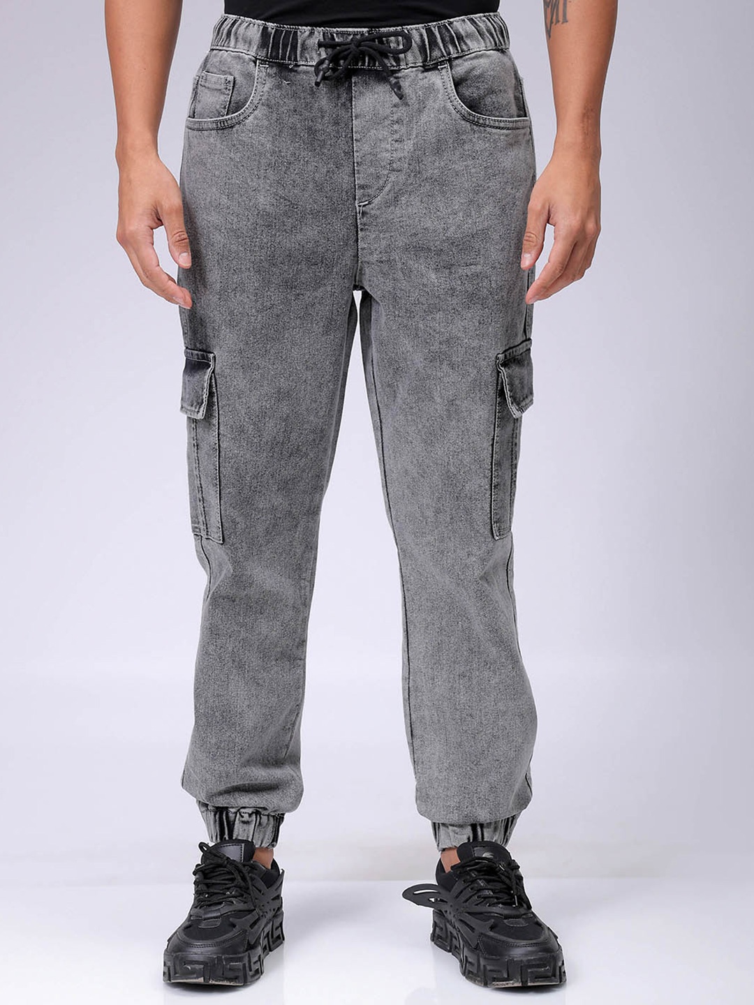 

The Indian Garage Co Men Heavy Fade Stretchable Cargo Denim Joggers, Grey