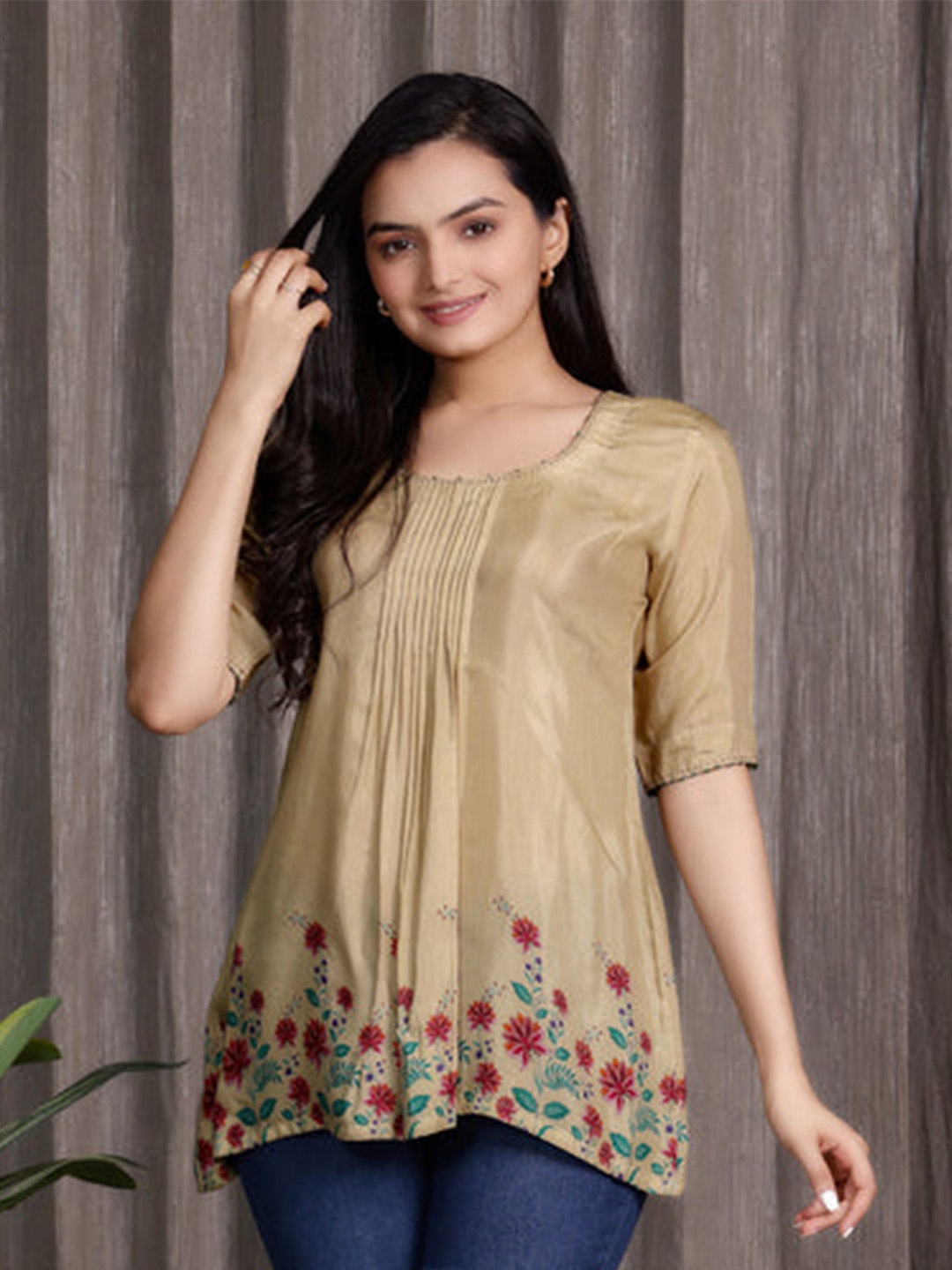 

SUKRUTI DESIGN Women Printed Round Neck Short Sleeves Tunic, Gold
