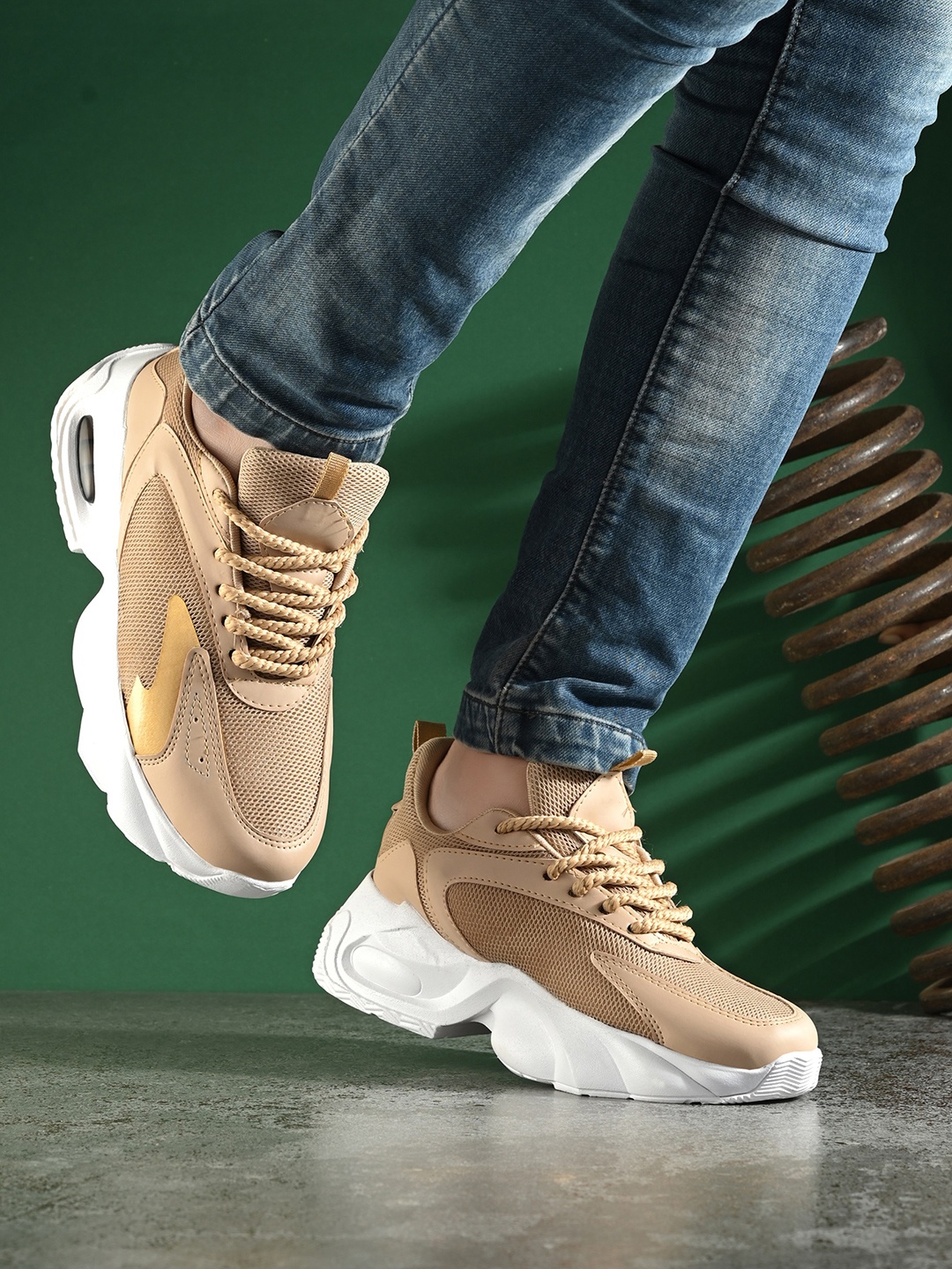 

knoos Men Colourblocked Sneakers, Tan