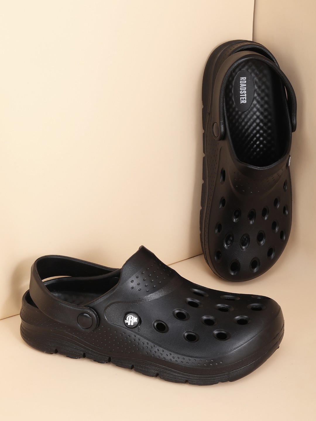 

Roadster Men Quick Fit Casual Clogs Flip Flops, Black