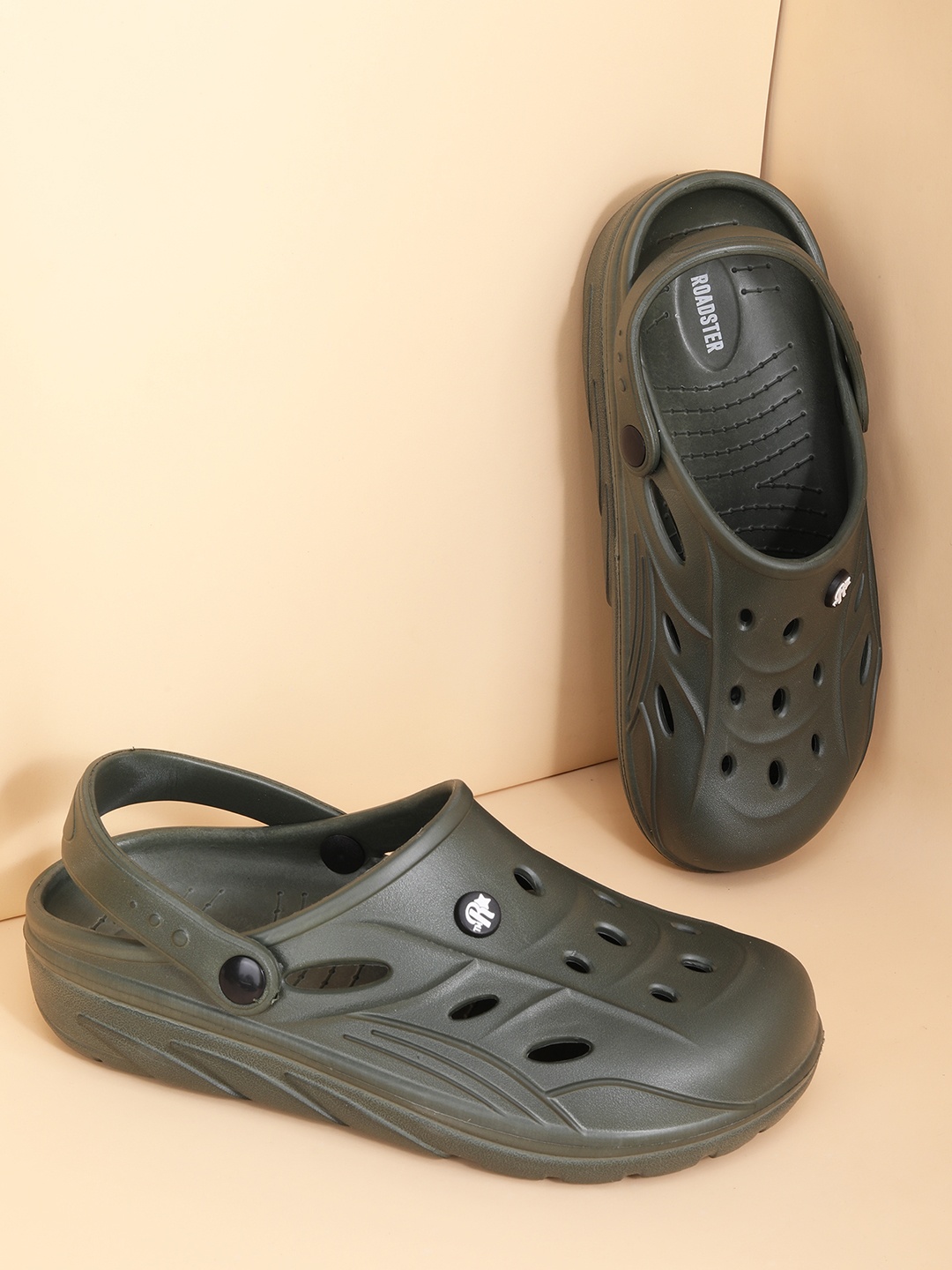 

The Roadster Lifestyle Co Men ComfyCrest Clogs Flip Flops, Olive