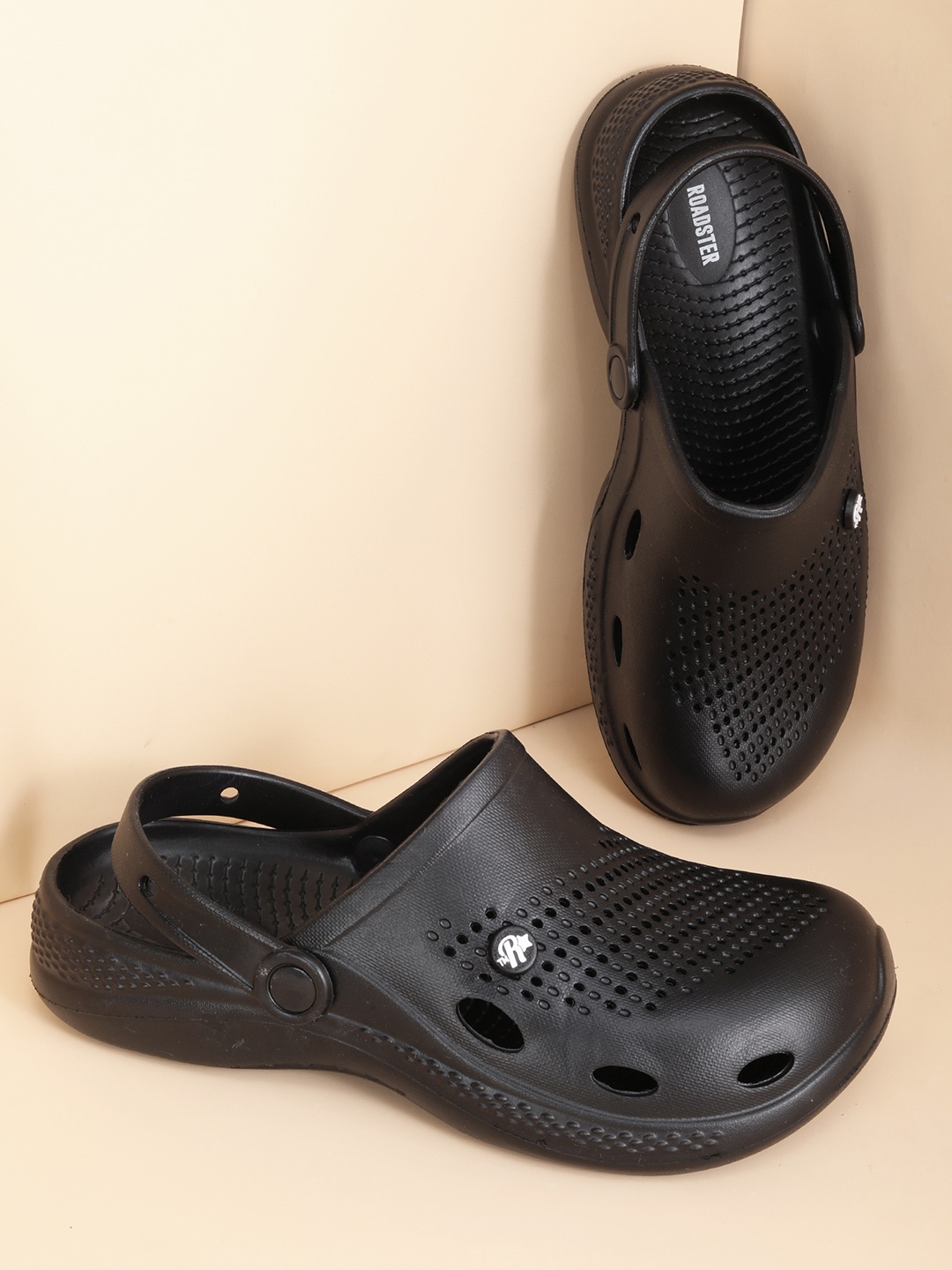 

The Roadster Lifestyle Co Men Lightweight Clogs, Black