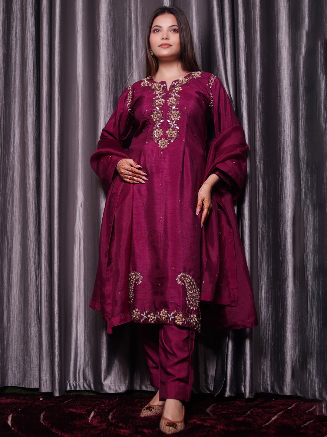 

ZARIKALI Women Floral Embroidered Regular Thread Silk Kurta with Trousers & With Dupatta, Pink