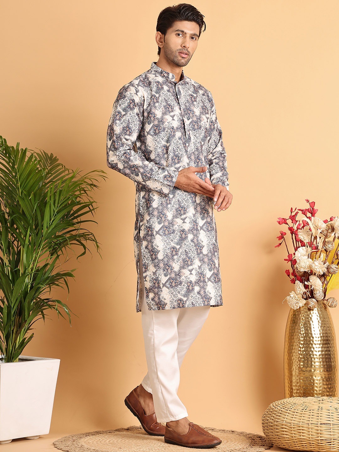 

Jompers Men Floral Printed Regular Chikankari Pure Cotton Kurta with Pyjamas, Grey