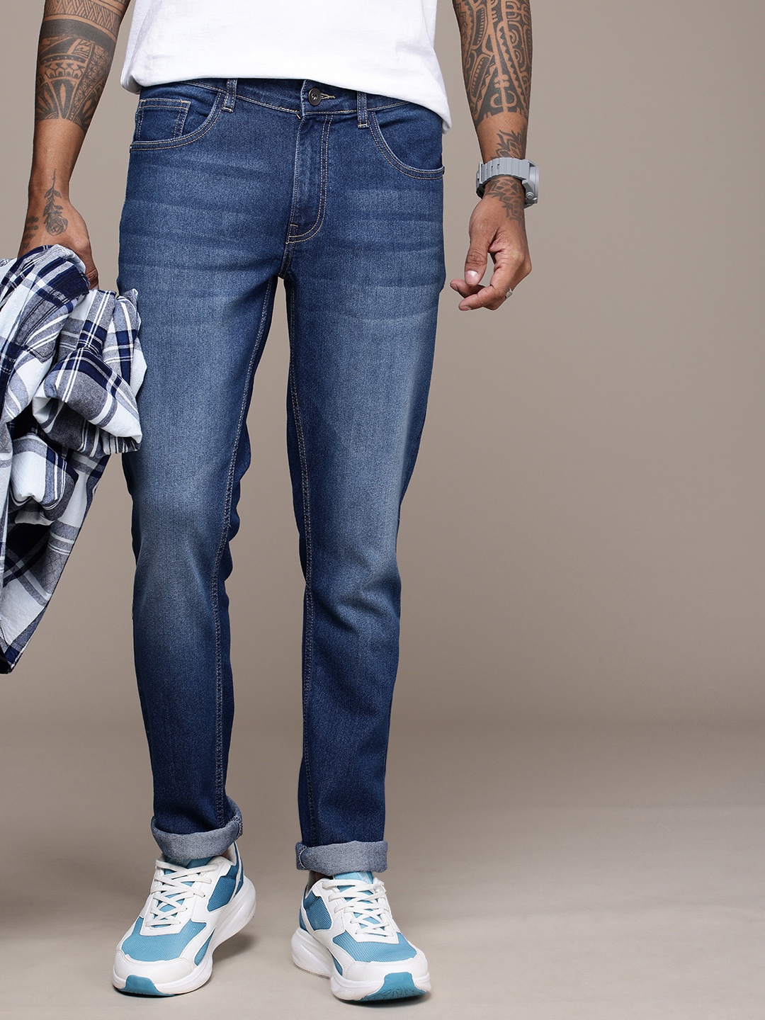 

The Roadster Lifestyle Co. Men Slim Fit Light Fade Stretchable Jeans, Blue
