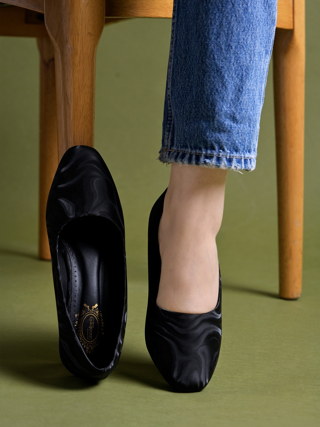 

Shoetopia Women Printed Kitten Heel Round Toe Pumps, Black