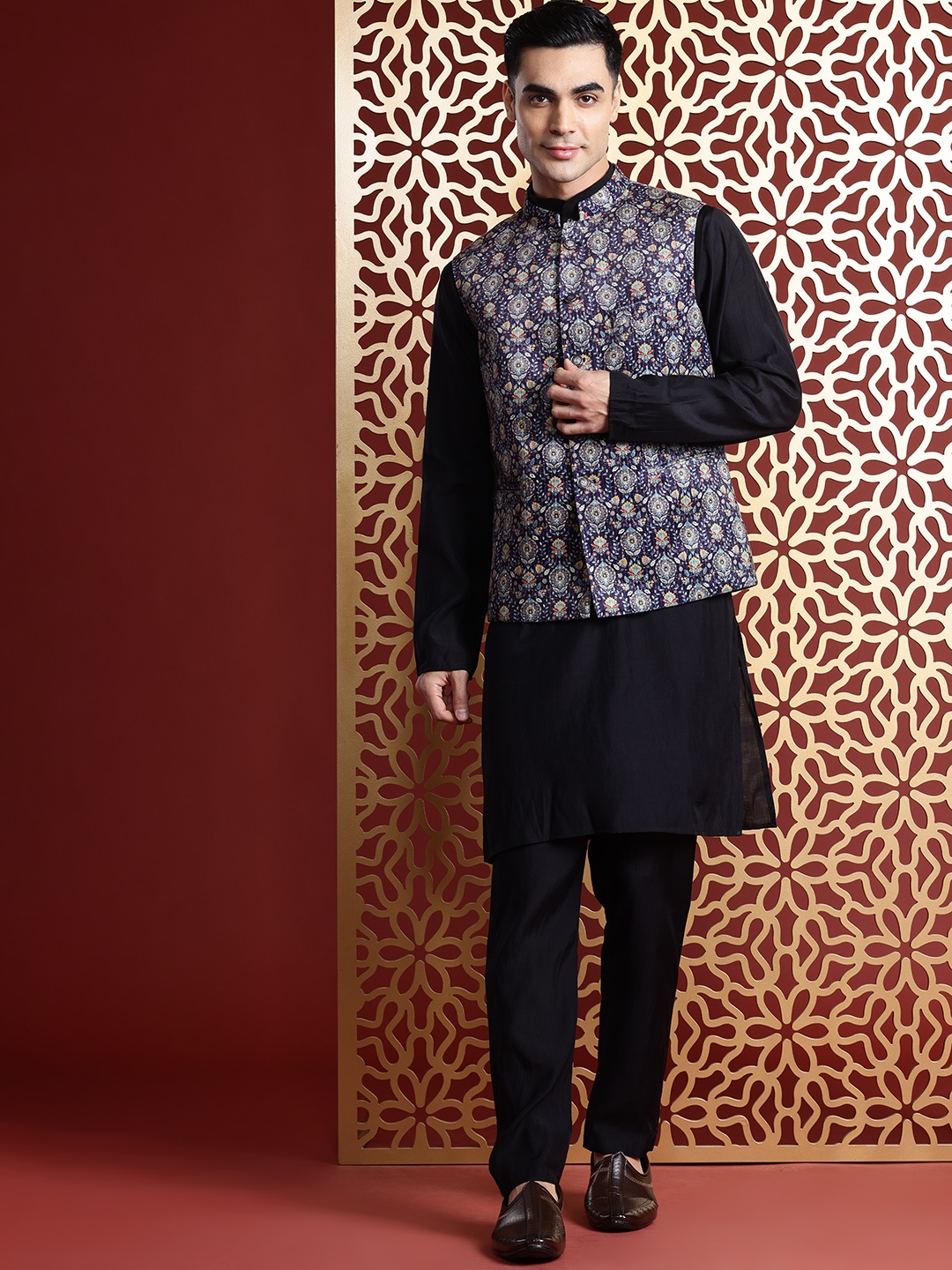 

MANQ Solid Kurta & Trousers With Ethnic Motifs Printed Sequinned Velvet Nehru Jacket, Navy blue