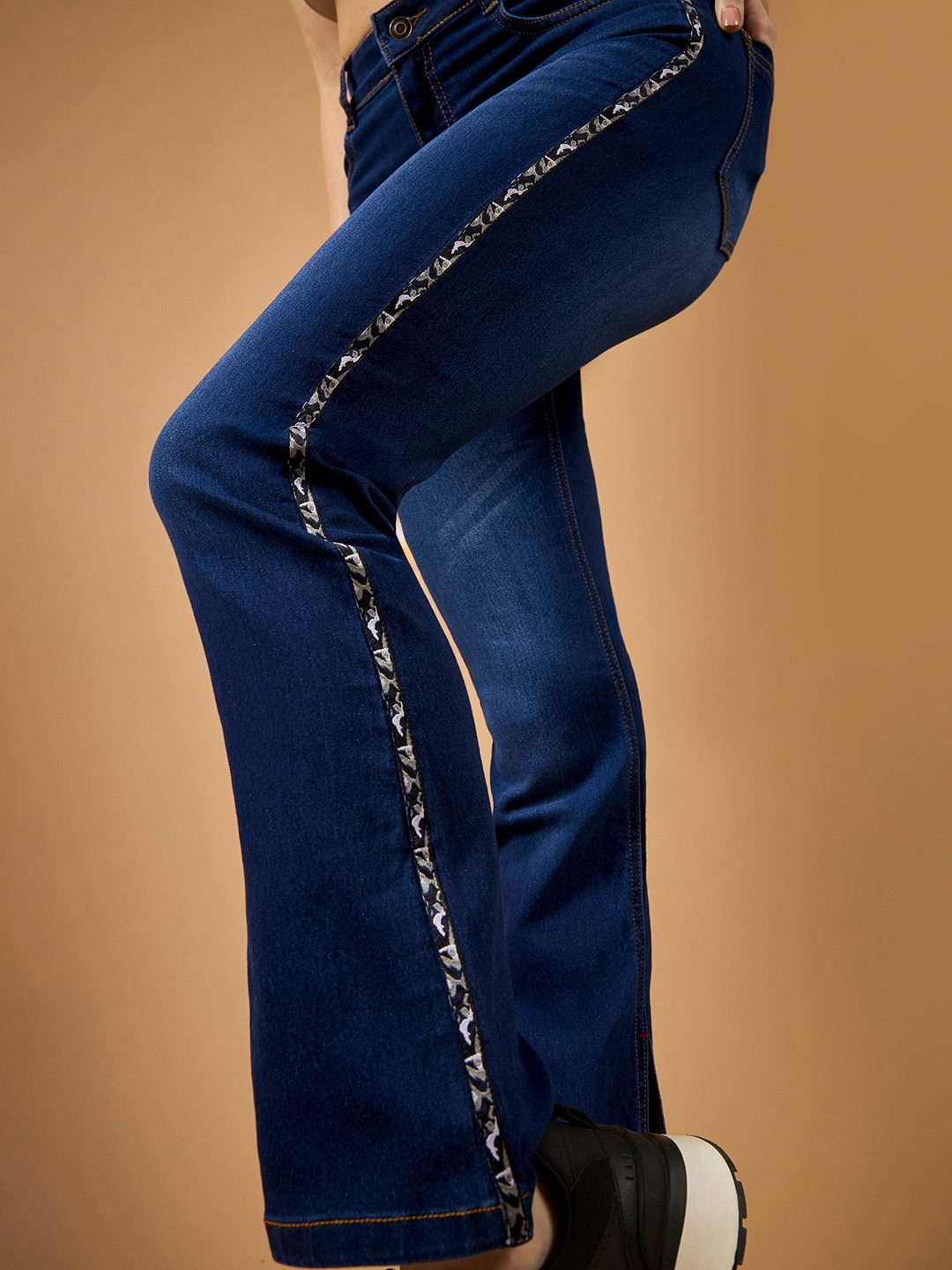 

The Roadster Lifestyle Co Women Lull Abyss Twill Bootcut Mid Rise Jeans, Blue