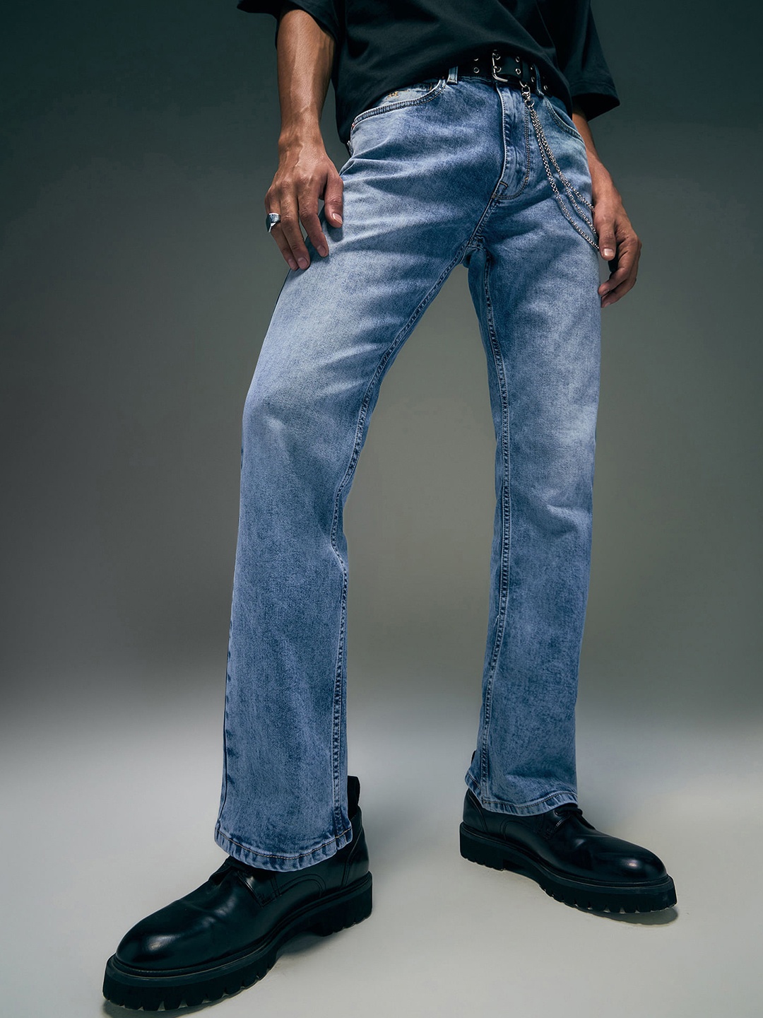 

Flying Machine Men Bruce Bootcut Fit Whiskers and Chevrons Light Fade Stretchable Jeans, Blue