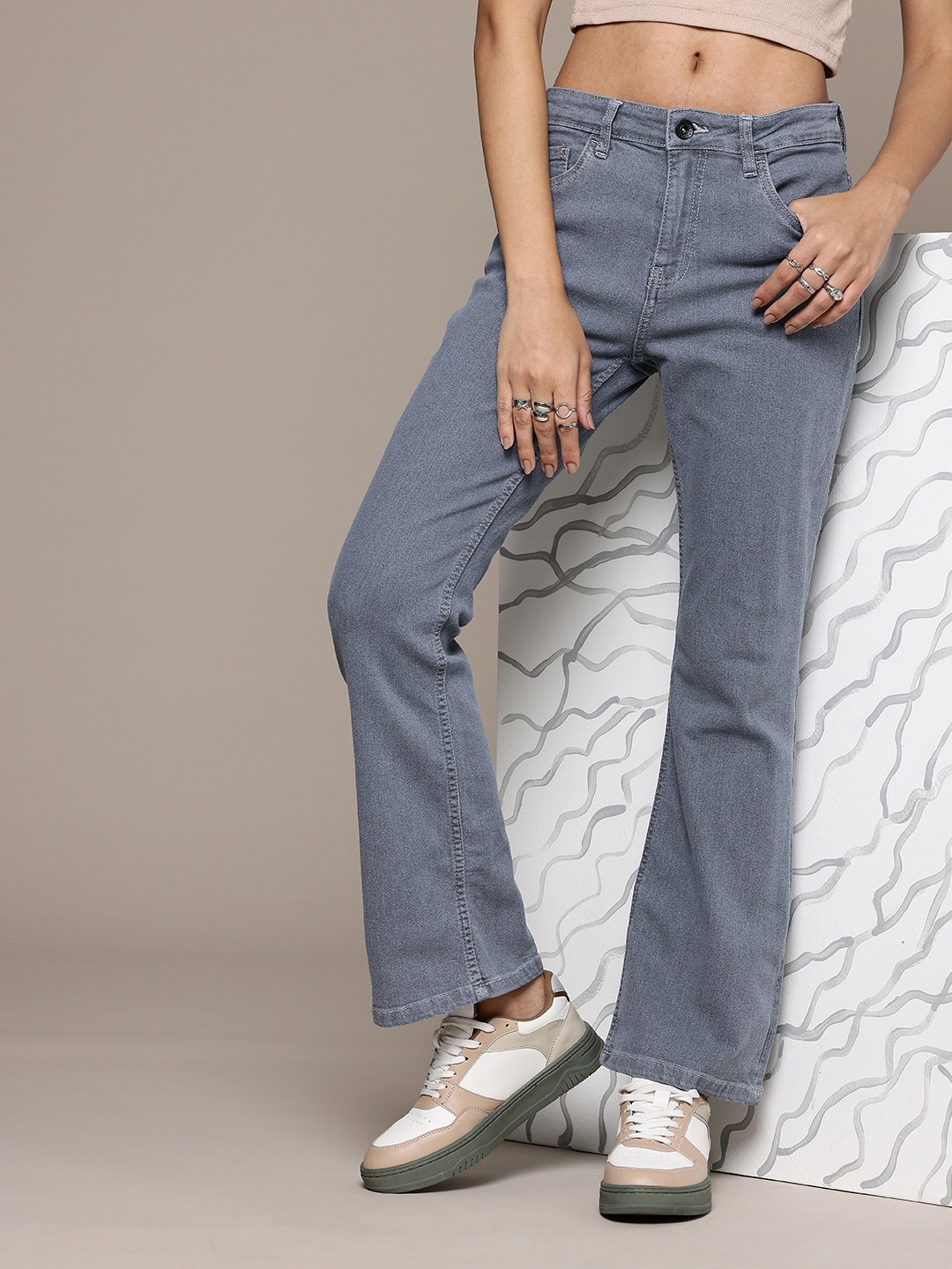 

The Roadster Life Co. Women Regular Bootcut Stretchable Jeans, Grey