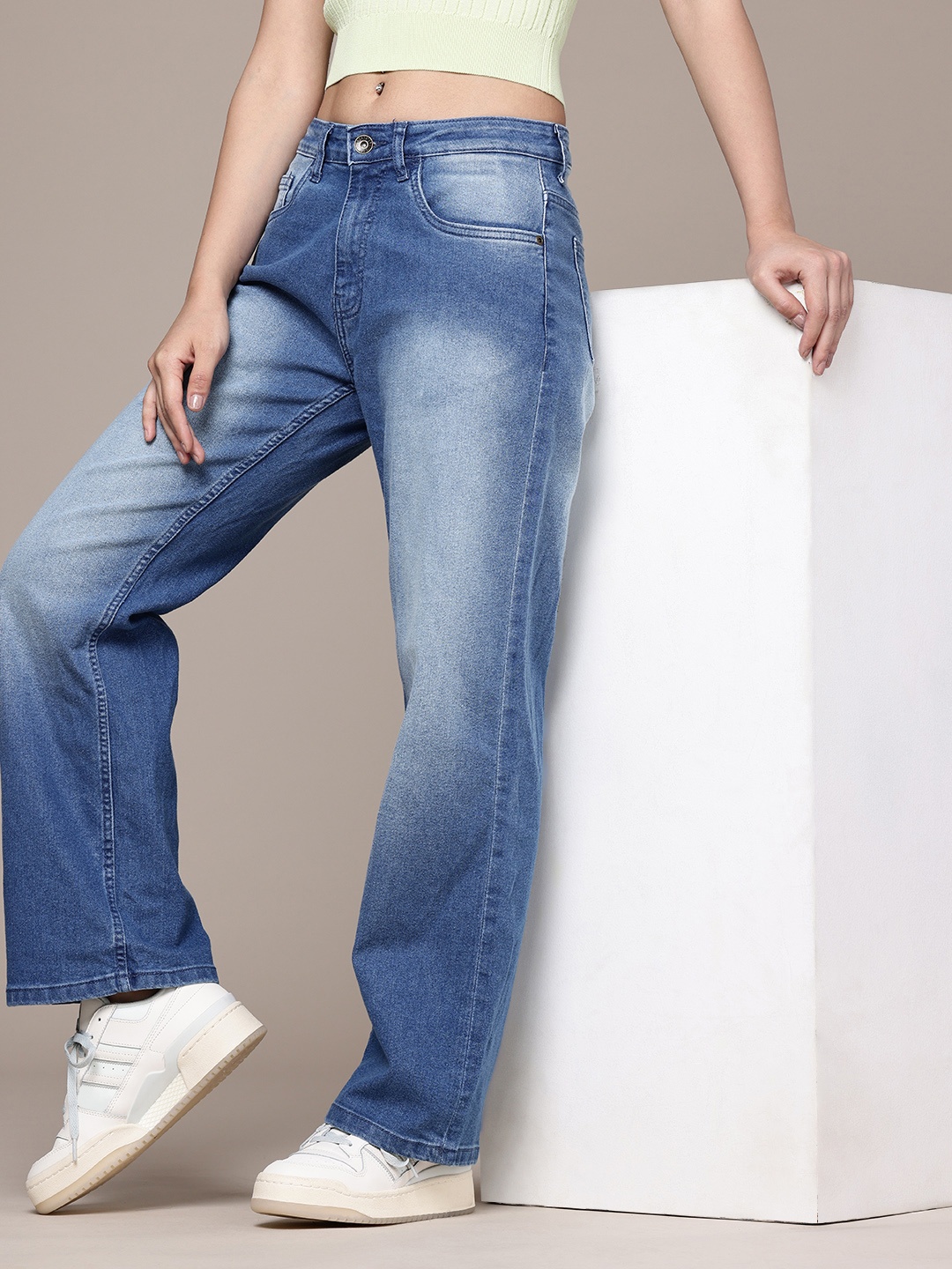 

The Roadster Life Co. Women Straight Fit Heavy Fade Stretchable Jeans, Blue