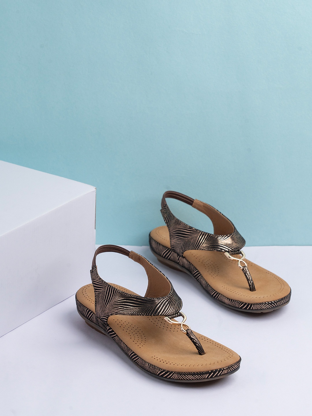 

Inc 5 Women Textured One Toe Flats, Gold