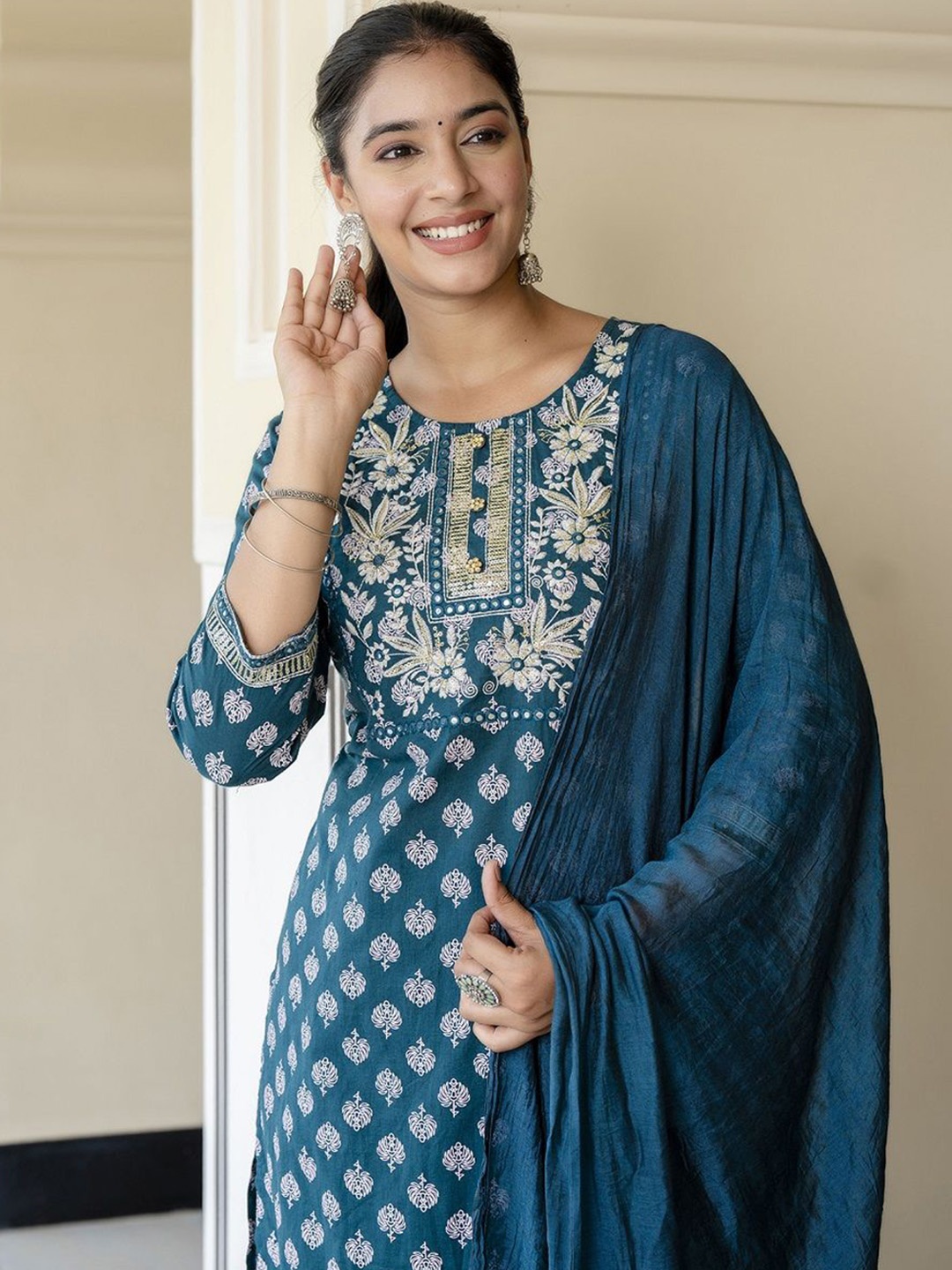 

Anouk Women Floral Printed Regular Kurta with Trousers & With Dupatta, Blue