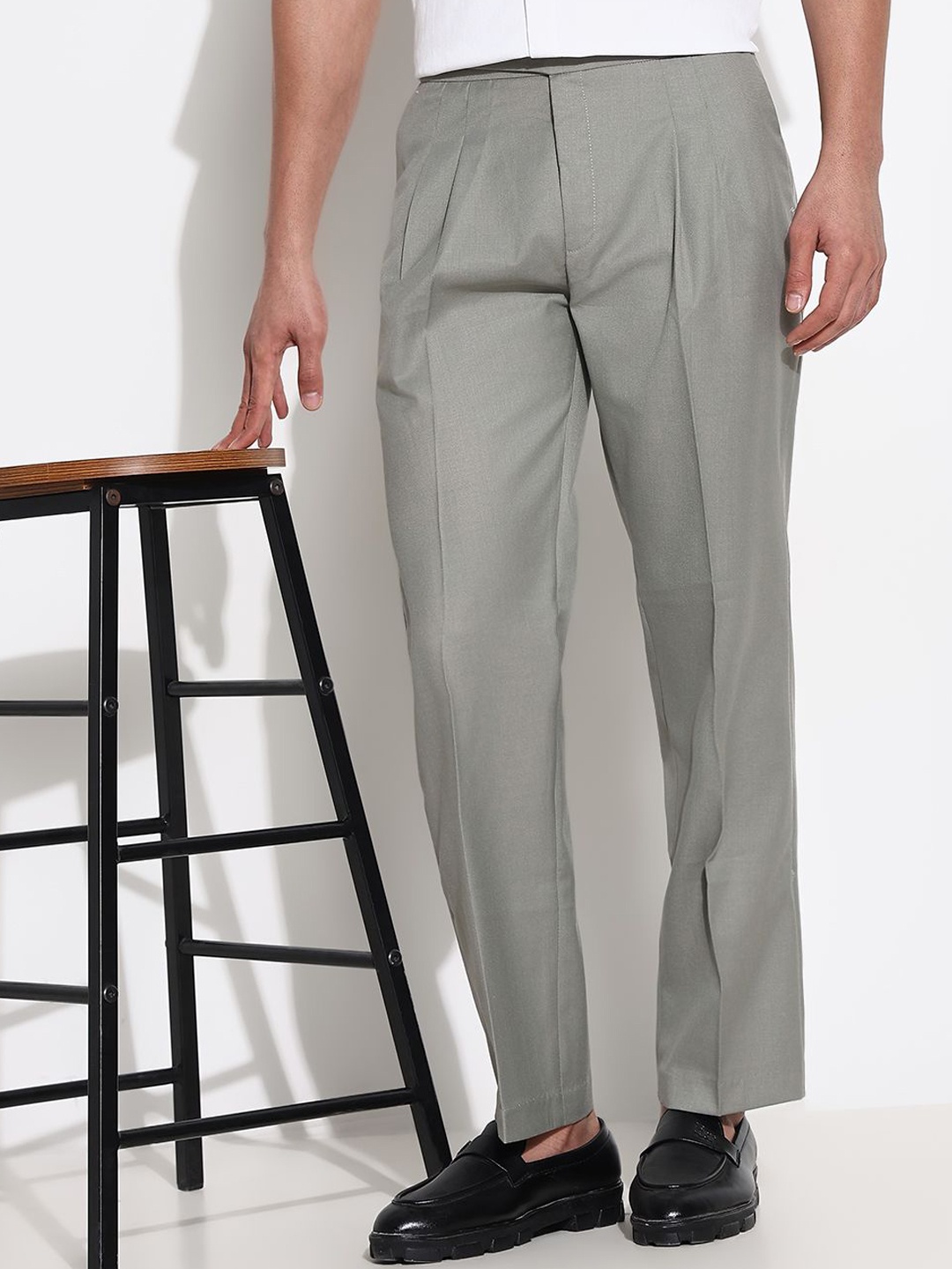 

SHOWOFF Men Comfort Low-Rise Pleated Trousers, Grey