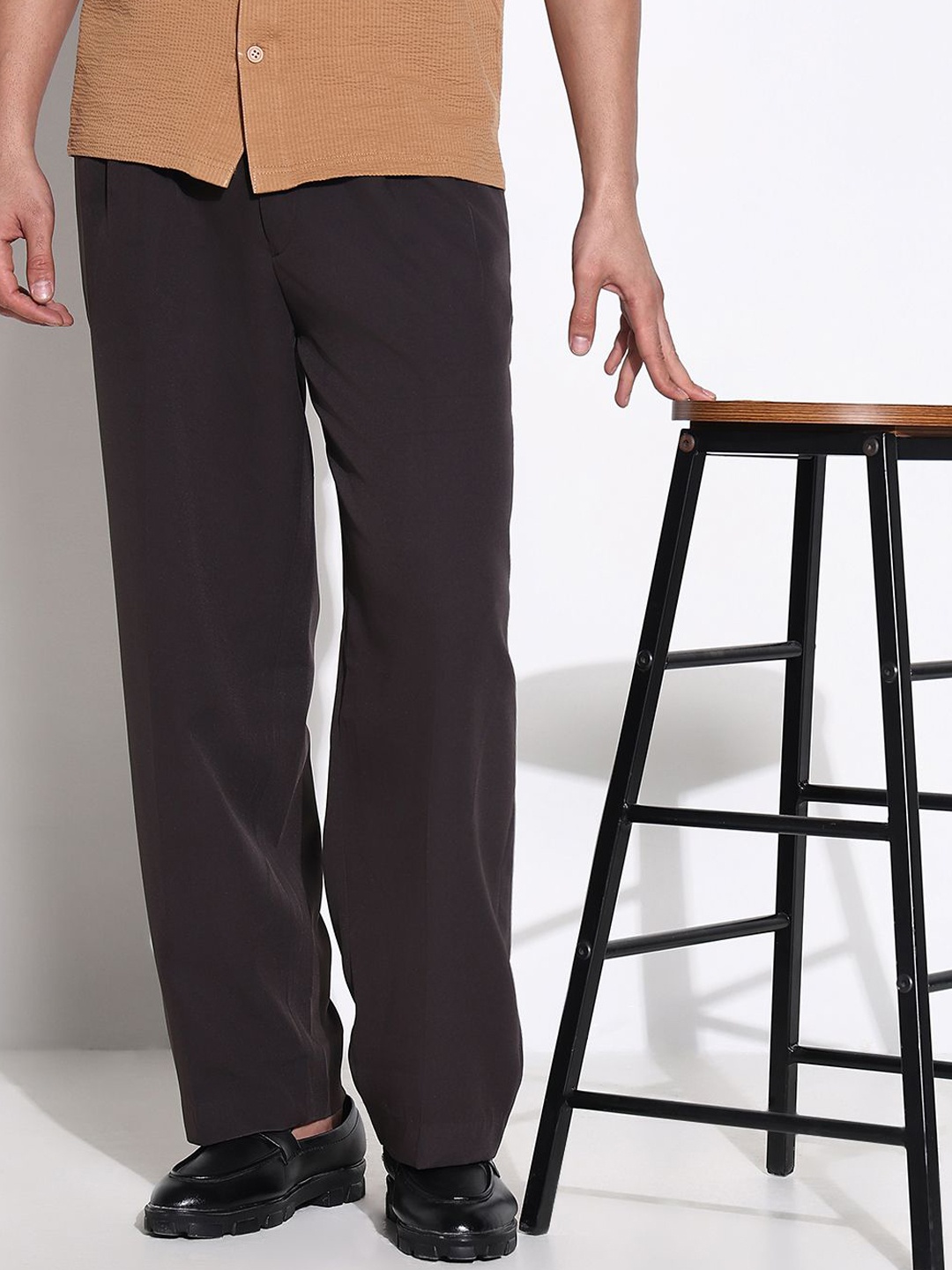 

SHOWOFF Men Comfort Loose Fit Low-Rise Pleated Trousers, Charcoal