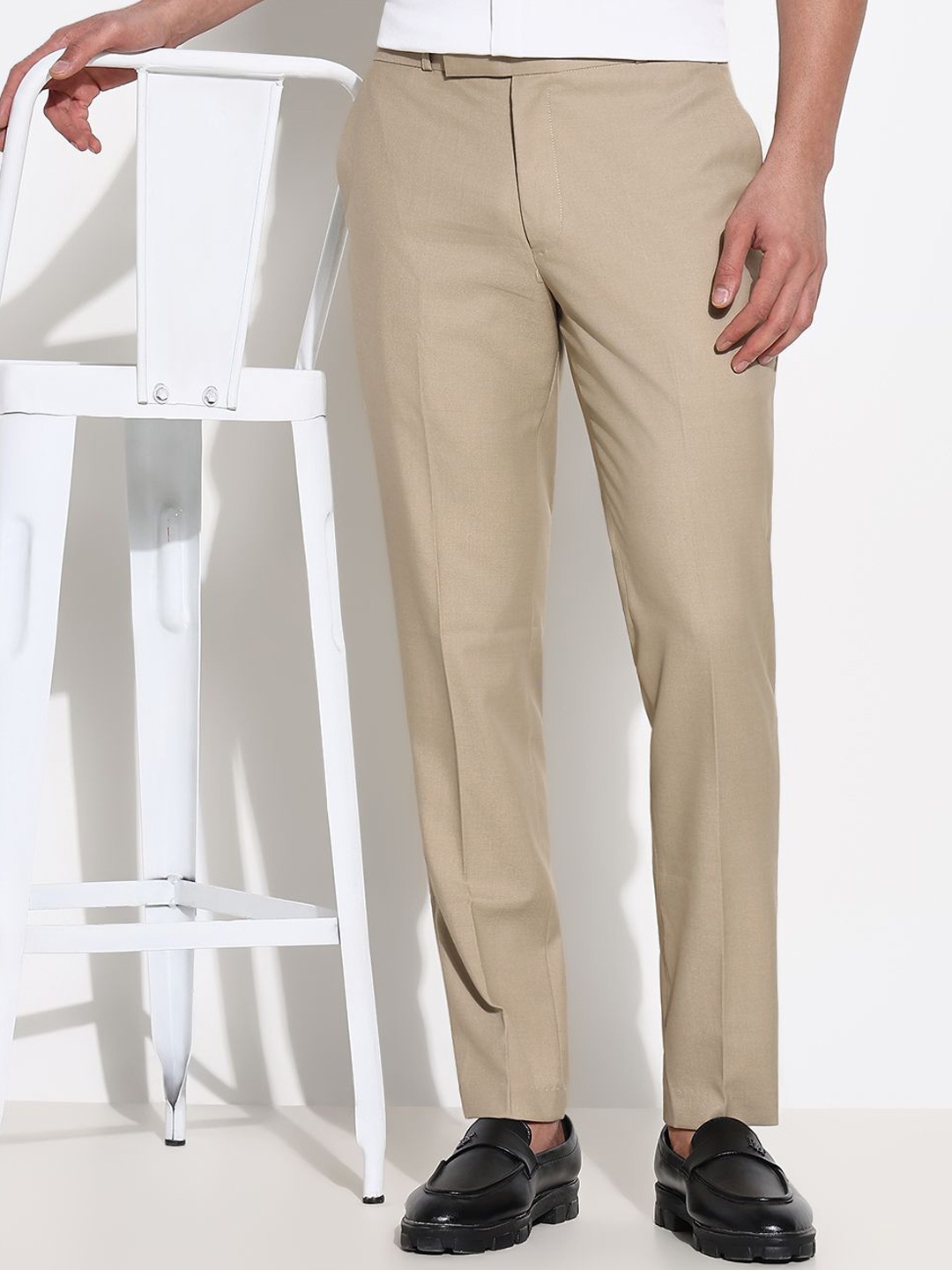 

SHOWOFF Men Comfort Slim Fit Low-Rise Trousers, Beige