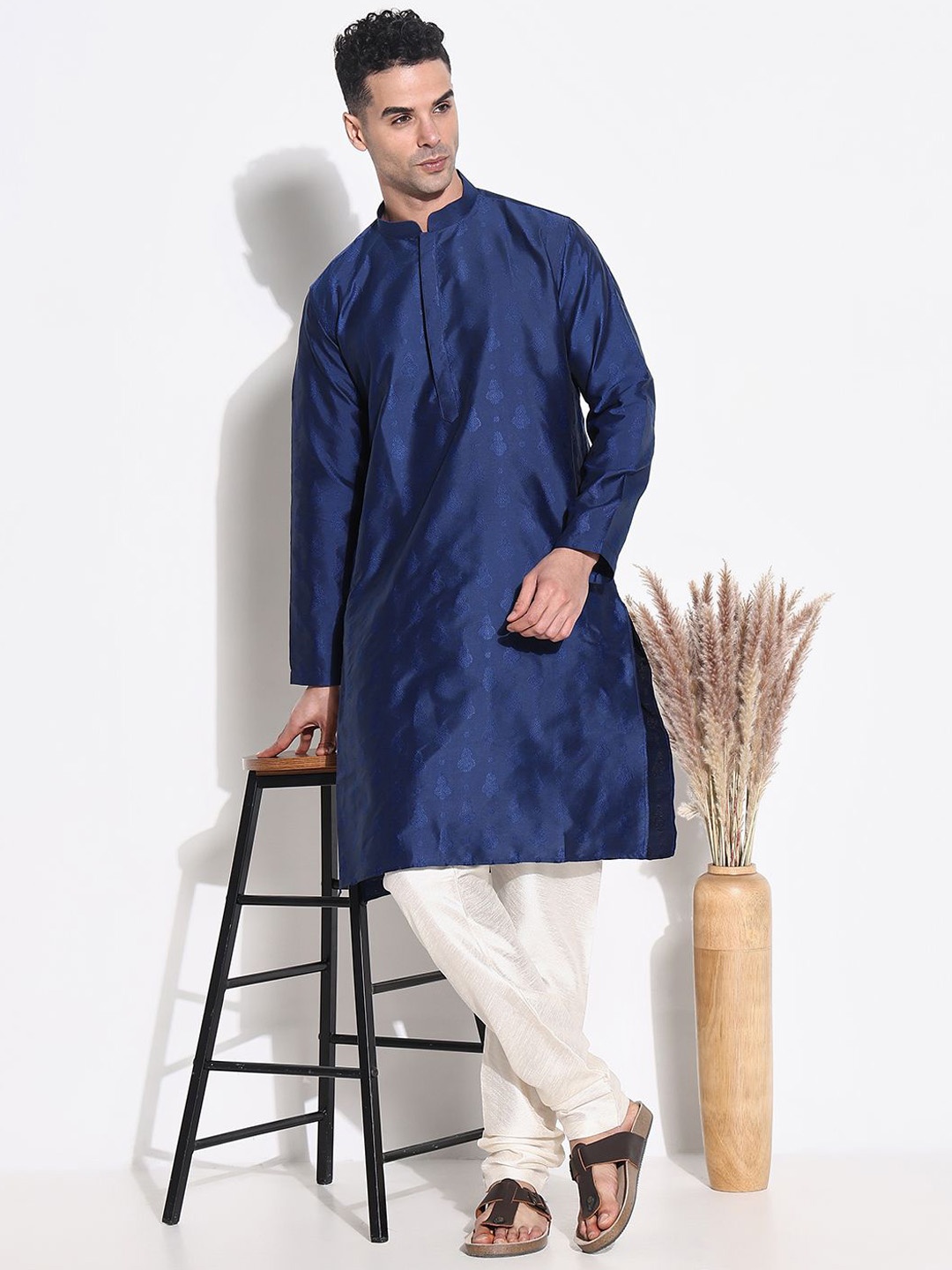 

SHOWOFF Men Ethnic Motifs Regular Kurta with Trousers, Navy blue