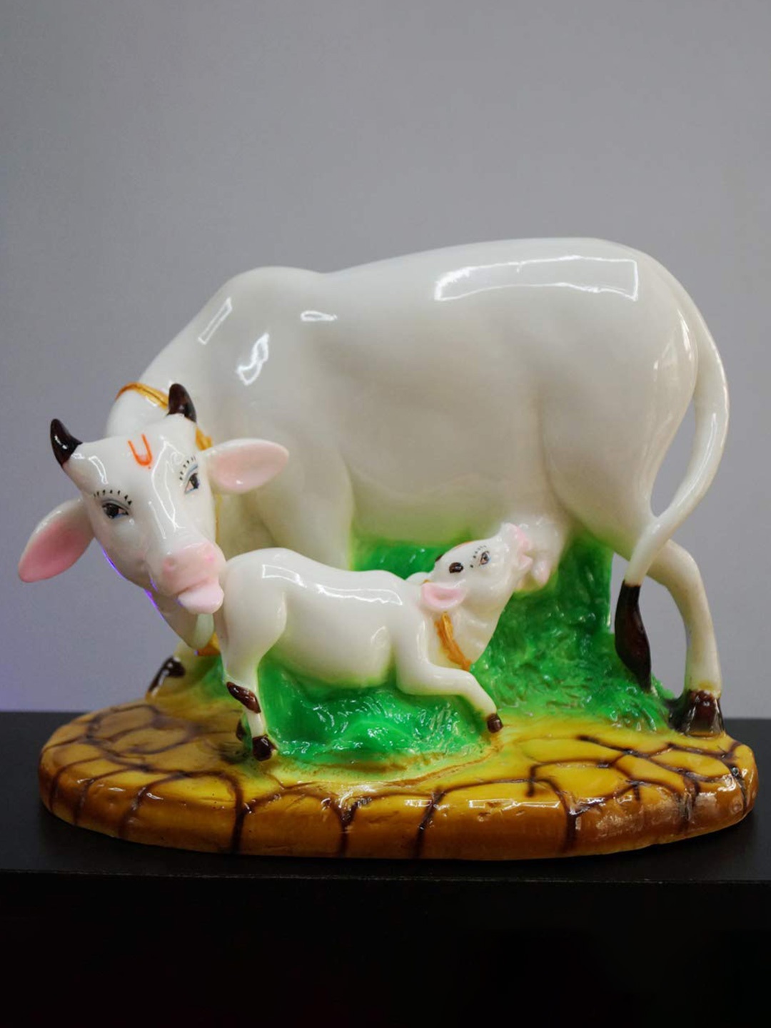 

NAYRA HANDICRAFTS White Vastu Gau Mata Idol Showpiece