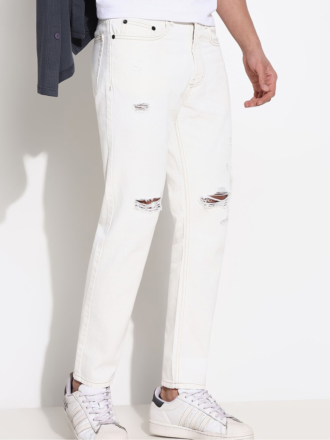 

SHOWOFF Men Comfort Slim Fit Low-Rise Slash Knee Acid Wash Jeans, White