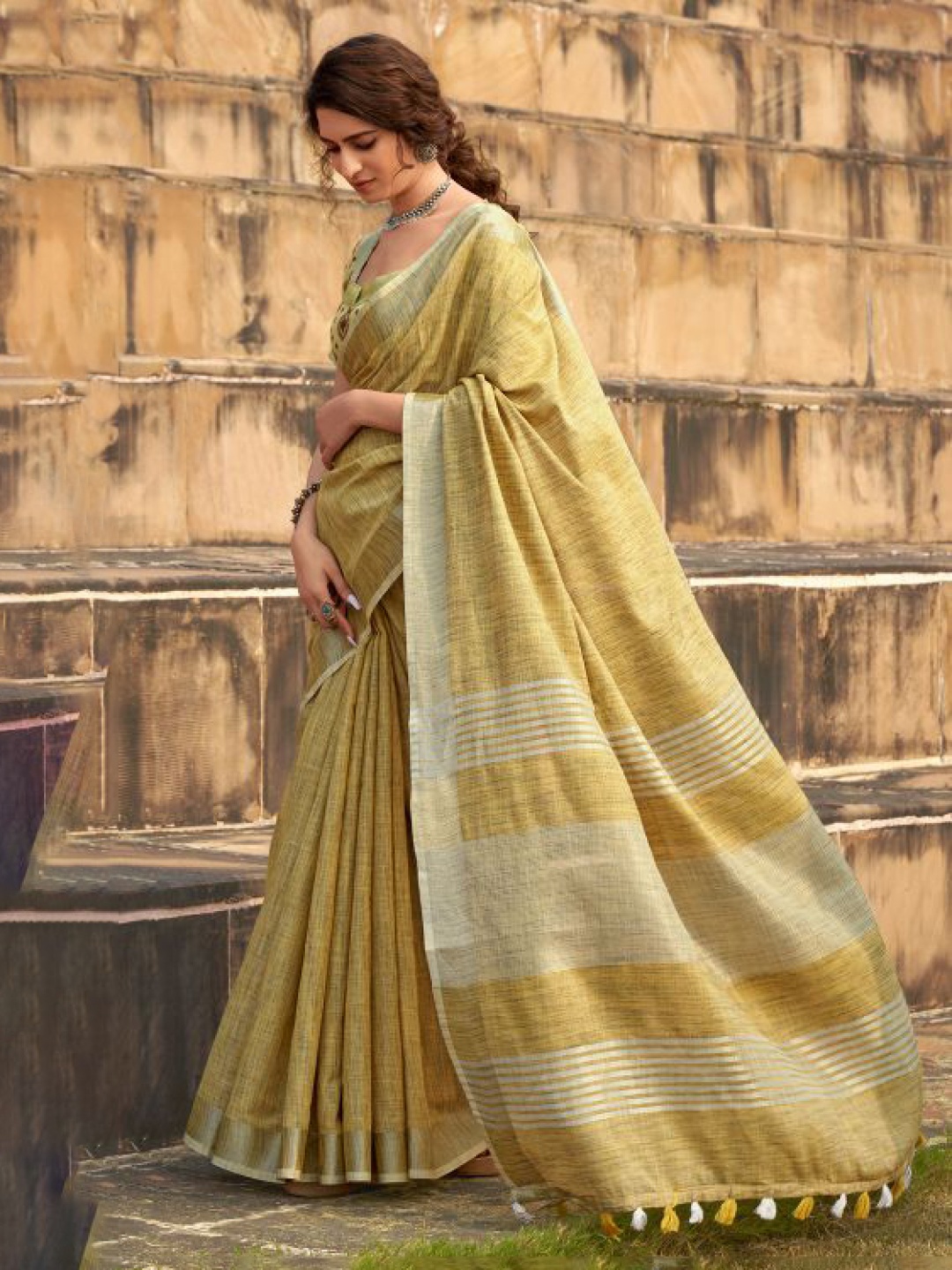 

DEVATITHI Woven Design Zari Linen Blend Saree, Yellow