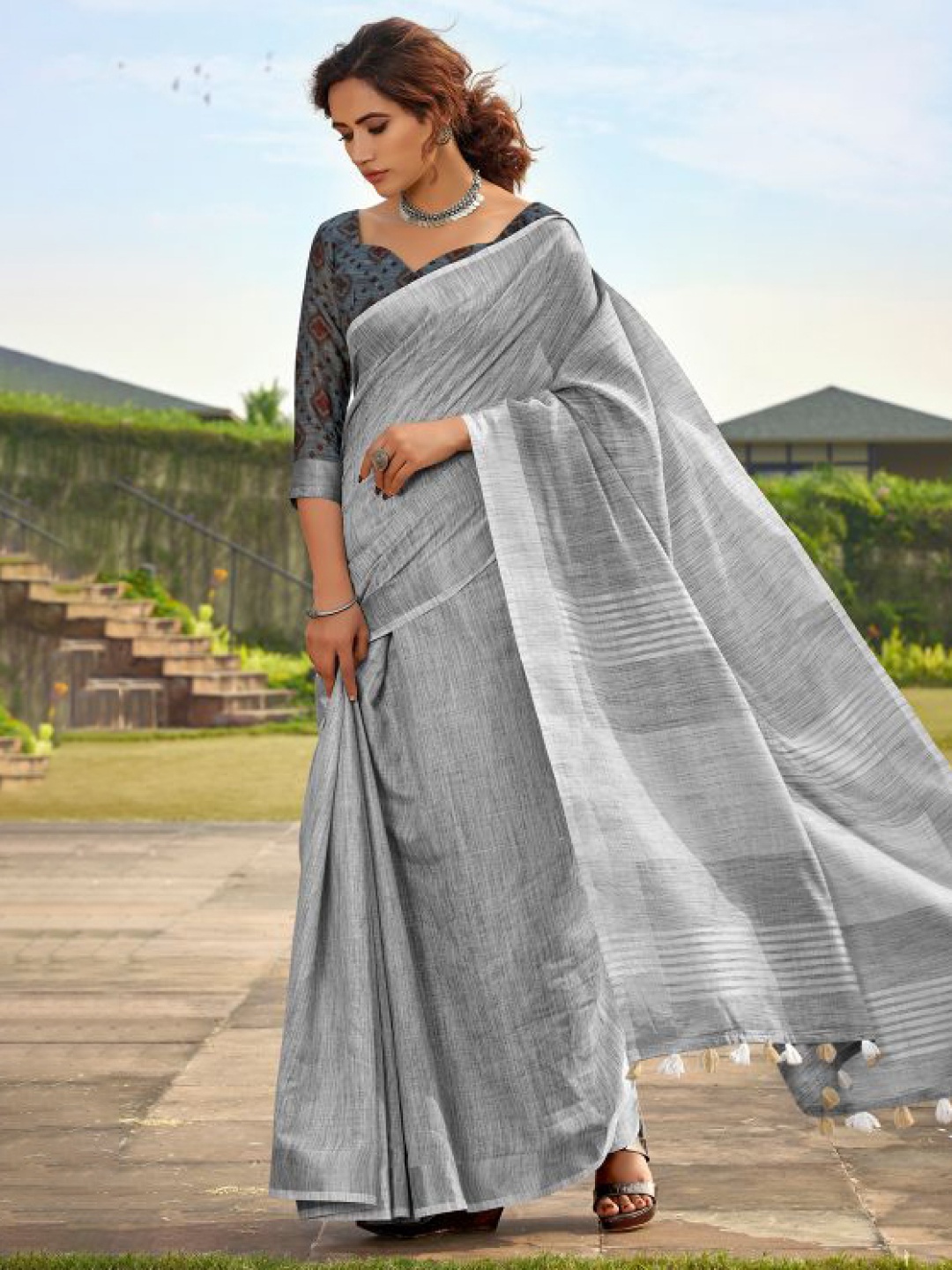 

DEVATITHI Linen Blend Saree, Grey