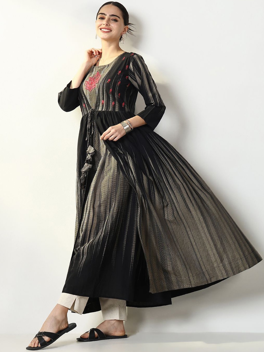 

SHOWOFF Women Printed Thread Work Floral Kurta, Black