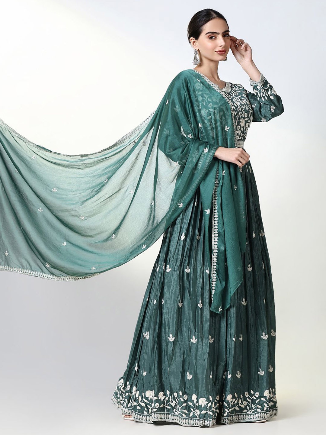 

SHOWOFF Women Floral Embroidered Thread Work Floral Raw Silk Anarkali Kurta, Green