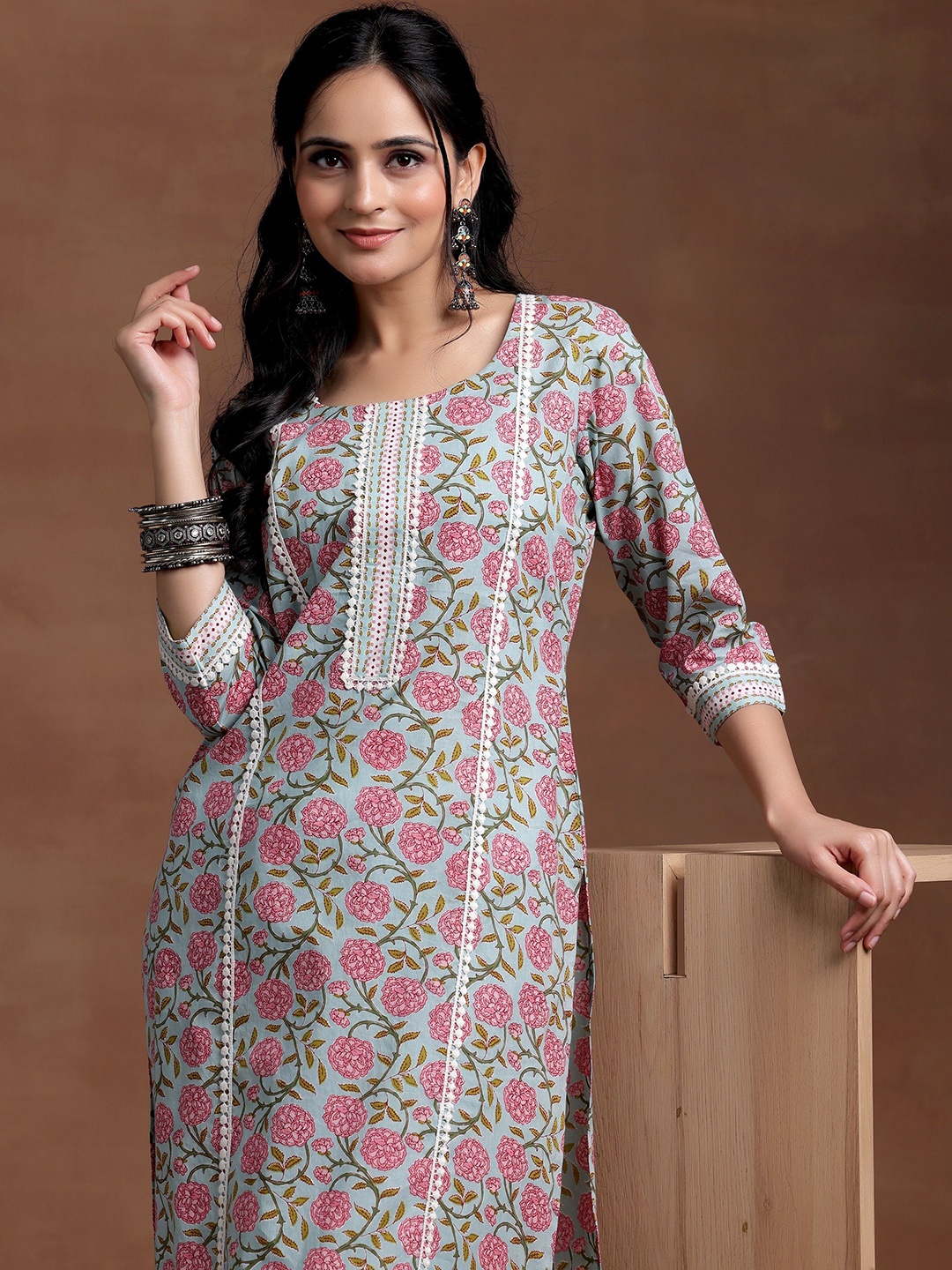

Libas Women Floral Printed Gotta Patti Floral Kurta, Blue