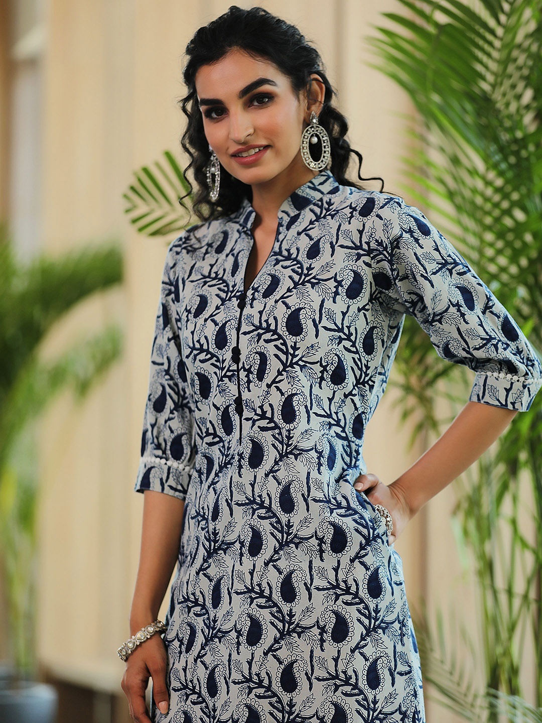 

Libas Women Floral Printed Gotta Patti Floral Kurta, Blue