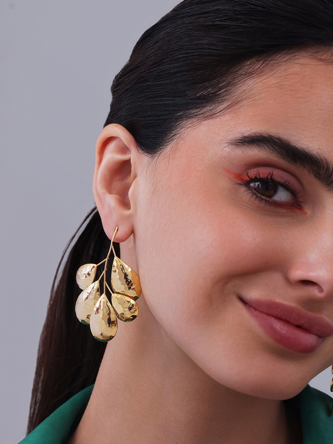 

Kushal's Fashion Jewellery Leaf Shaped Studs Earrings, Na