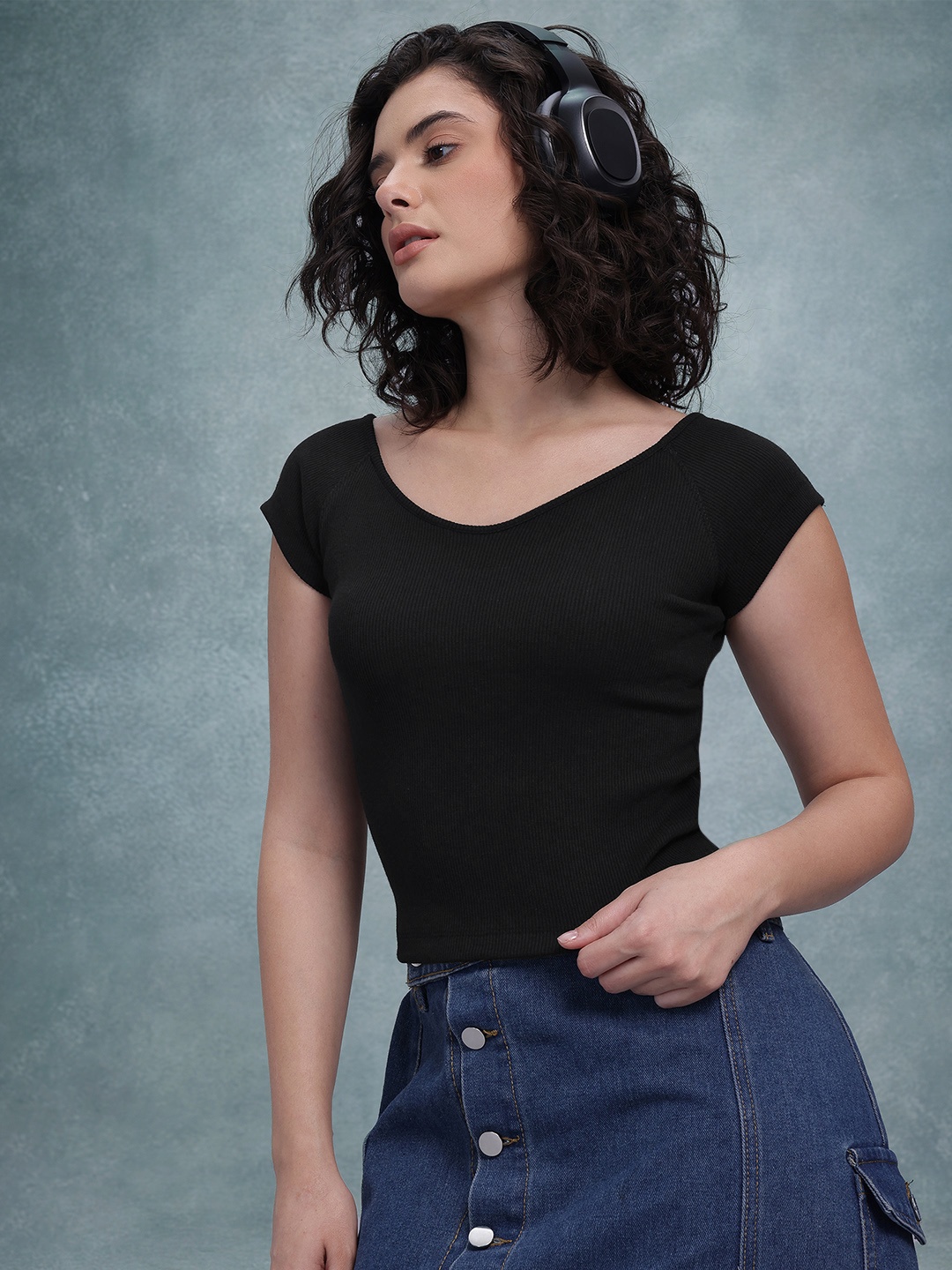 

The Roadster Lifestyle Co. Solid Round Neck Extended Sleeves Top, Black