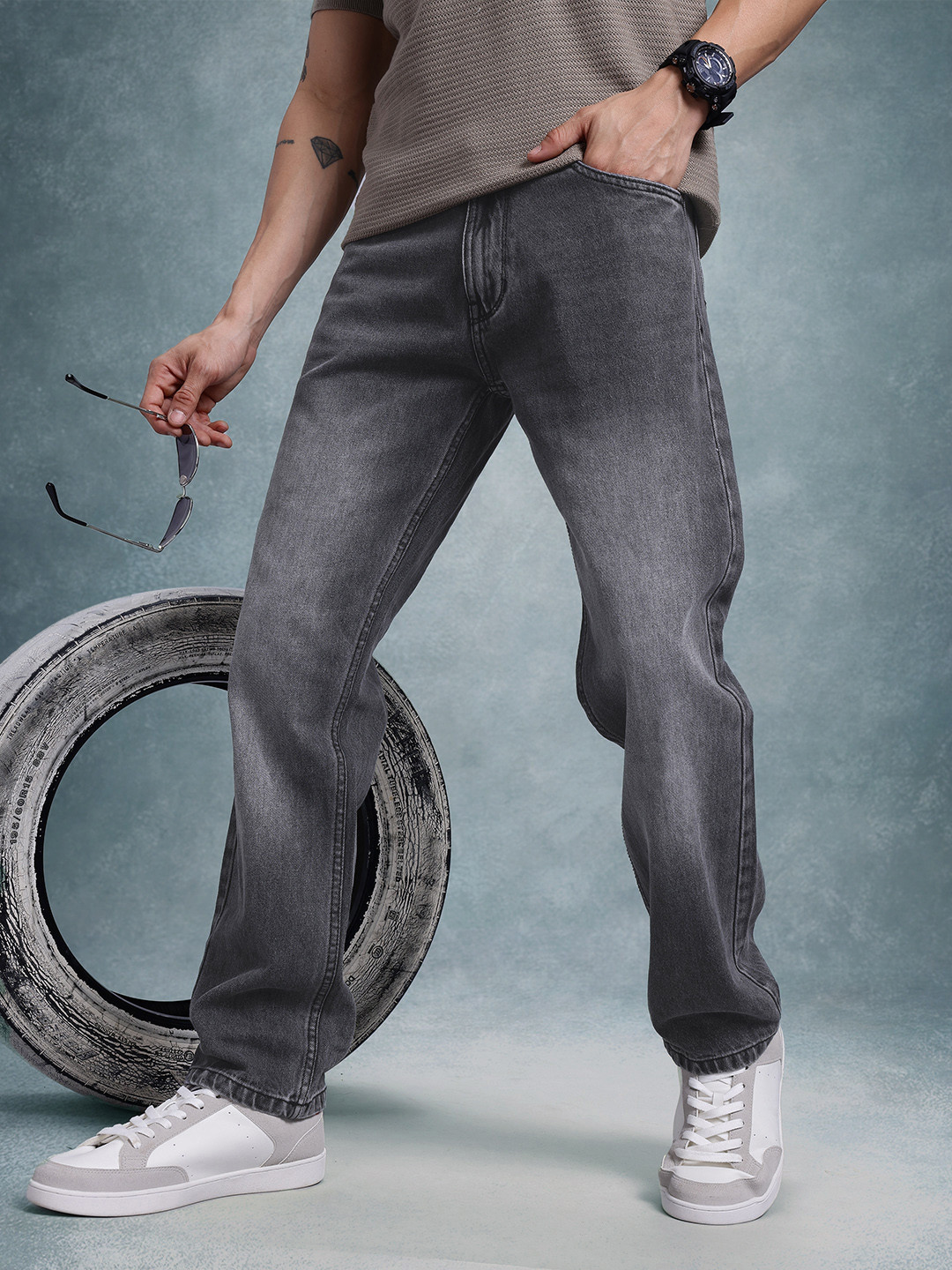 

The Roadster Life Co. Men Regular Fit Light Fade Jeans, Charcoal