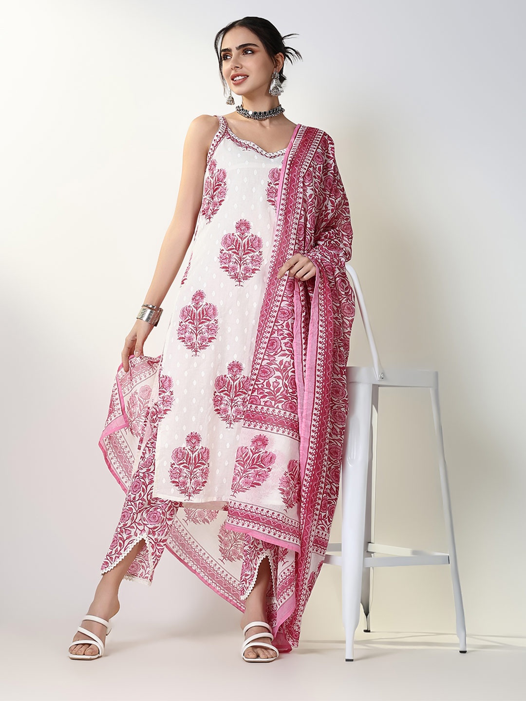 

SHOWOFF Women Floral Printed Regular Kurta with Trousers & With Dupatta, Pink