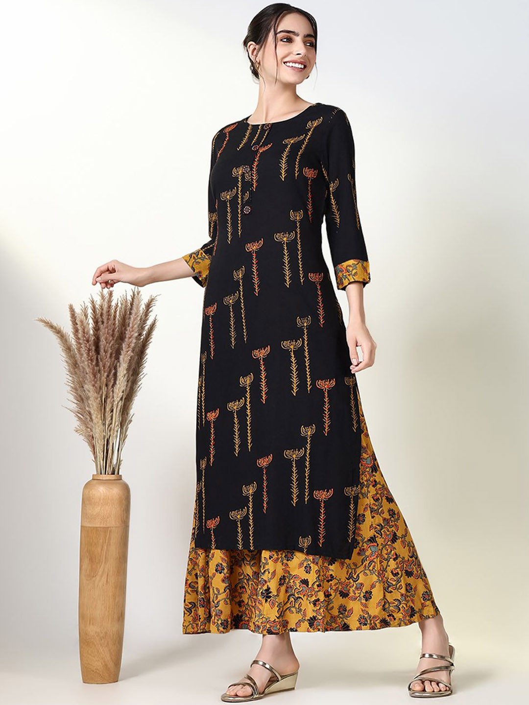 

SHOWOFF Women Floral Printed Regular Thread Work Kurta with Palazzos, Black