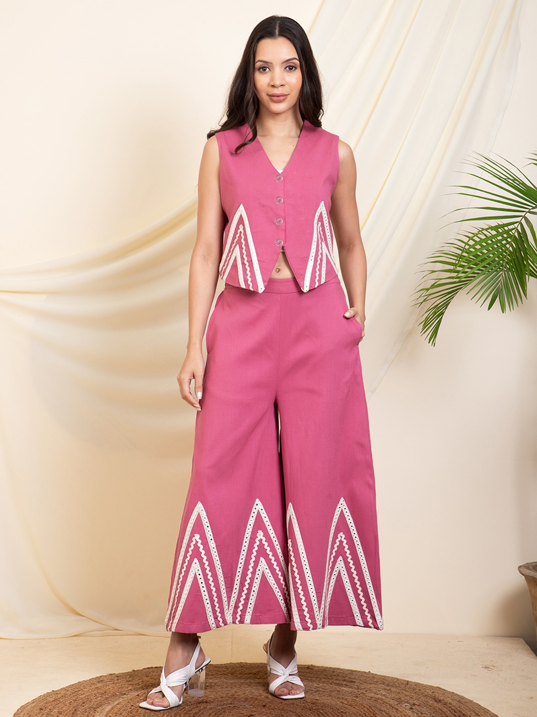 

DEEBACO Embroidered V-Neck Waistcoat With Palazzos, Pink