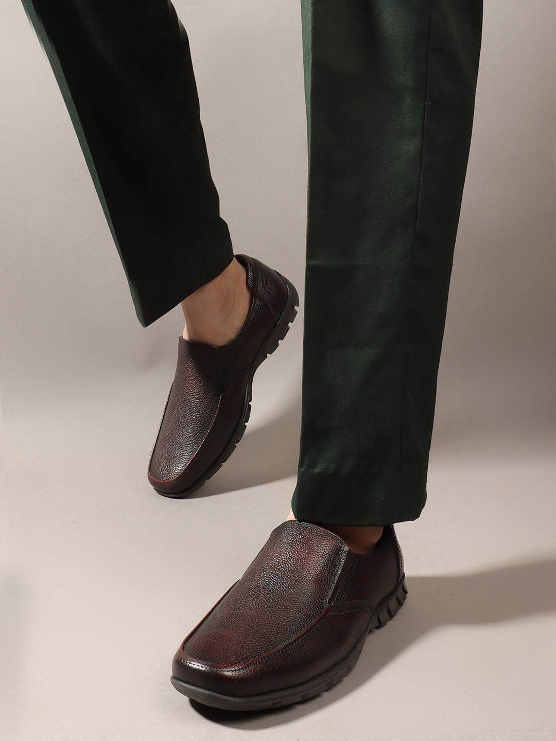 

Carlton London Men Textured Round Toe Comfort Insole Leather Loafers, Brown