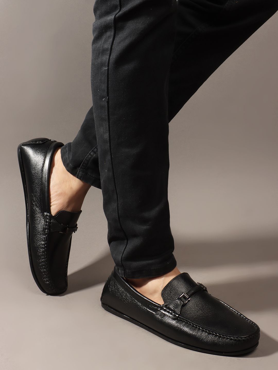 

Carlton London Men Textured Round Toe Comfort Insole Leather Loafers, Black