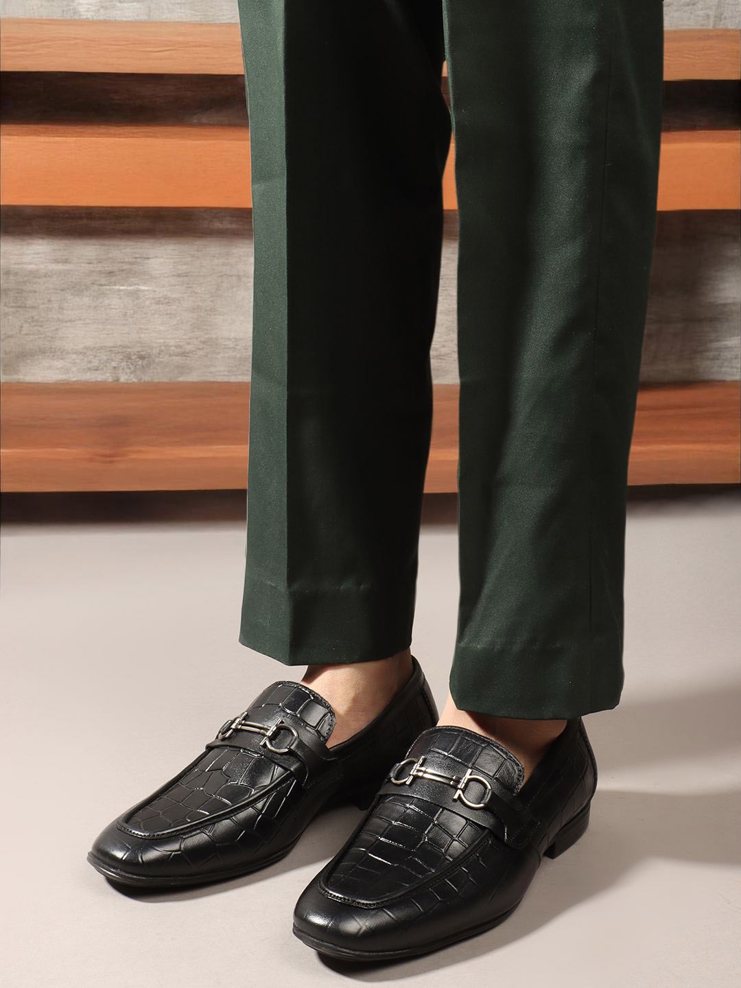 

Carlton London Men Textured Round Toe Comfort Insole Leather Loafers, Black