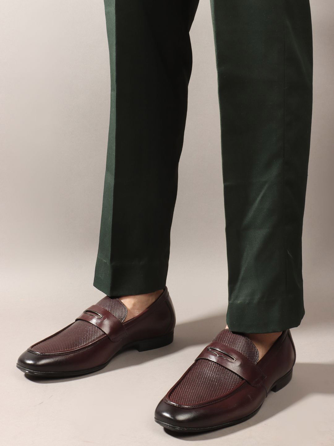 

Carlton London Men Textured Round Toe Comfort Insole Leather Loafers, Brown