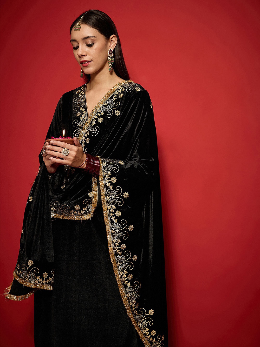 

Shae by SASSAFRAS Embroidered Velvet Dupatta with Zari, Black