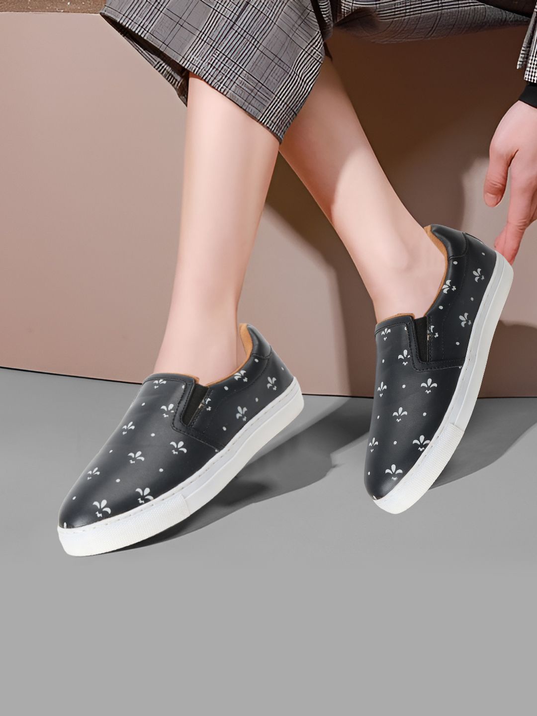 

Carlton London Women Printed Sneakers, Navy blue